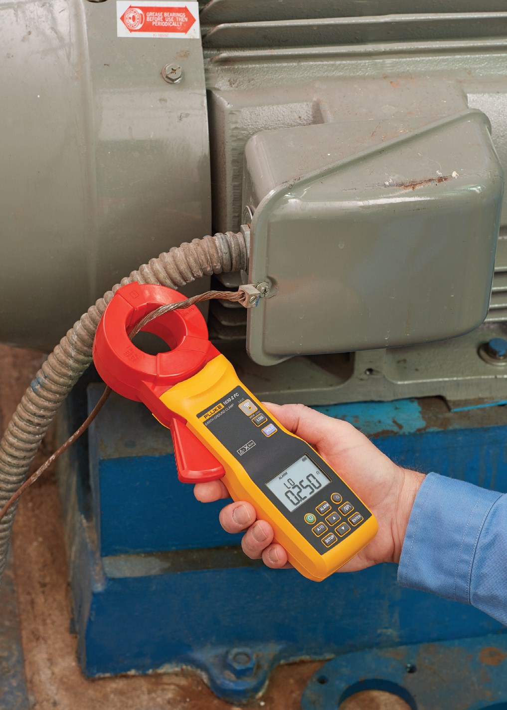 Fot. 1. Pomiar metodą cęgową