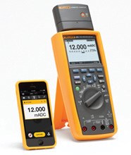 Aplikacja Fluke Connect™ uruchomiona
na smartfonie umożliwia zbieranie
i wyświetlanie na jego ekranie wyników
pomiarów z 11 różnych urządzeń
jednocześnie