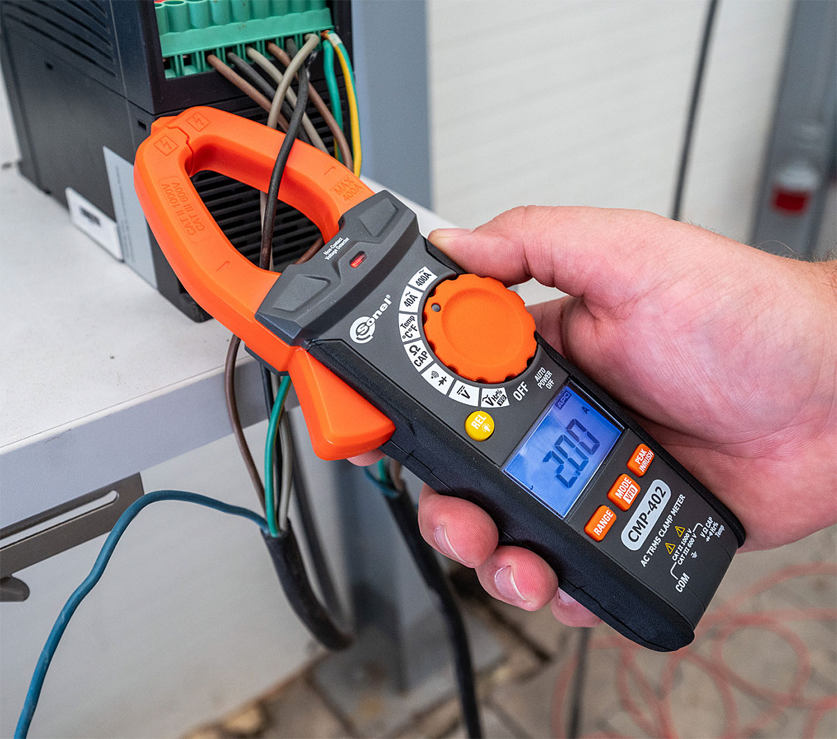 Fot. 2. Pomiary przy użyciu miernika cęgowego Sonel CMP-402