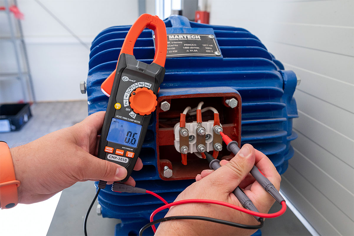 Fot. 4. Pomiary przy użyciu miernika cęgowego Sonel CMP-1010