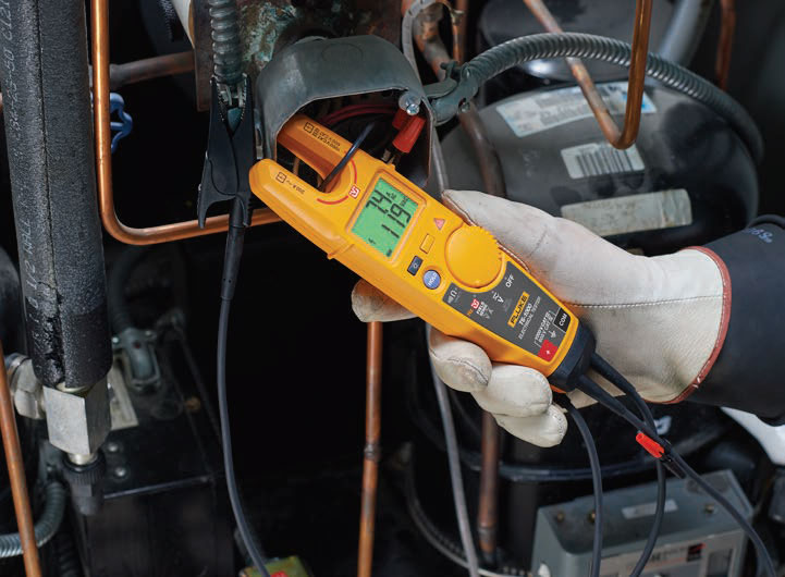 Nowa technologia FieldSense firmy Fluke umożliwia jednoczesne wykonywanie pomiarów napięcia i natężenia prądu bez kontaktu między elementami metalowymi