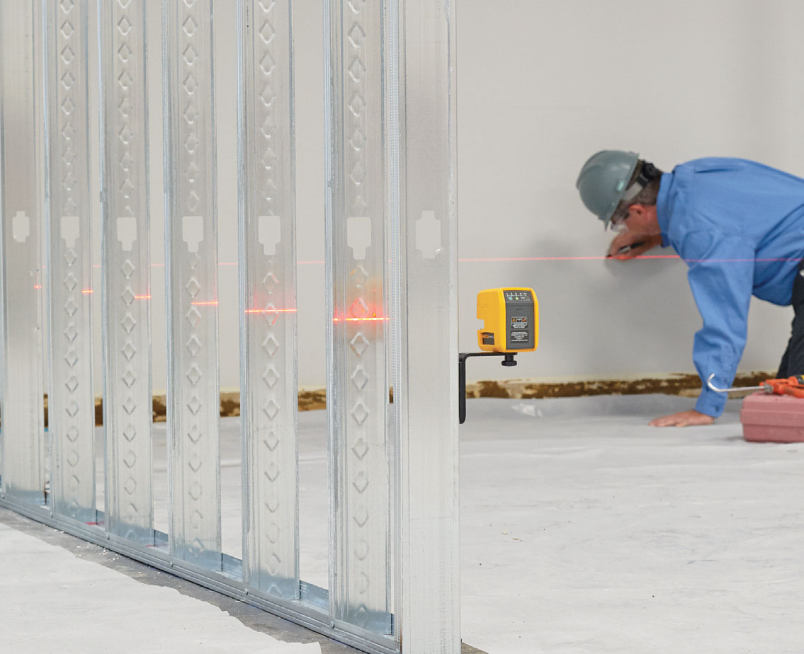 Fot. 3. Wyznaczanie linii poziomej za pomocą niwelatora Fluke 180R