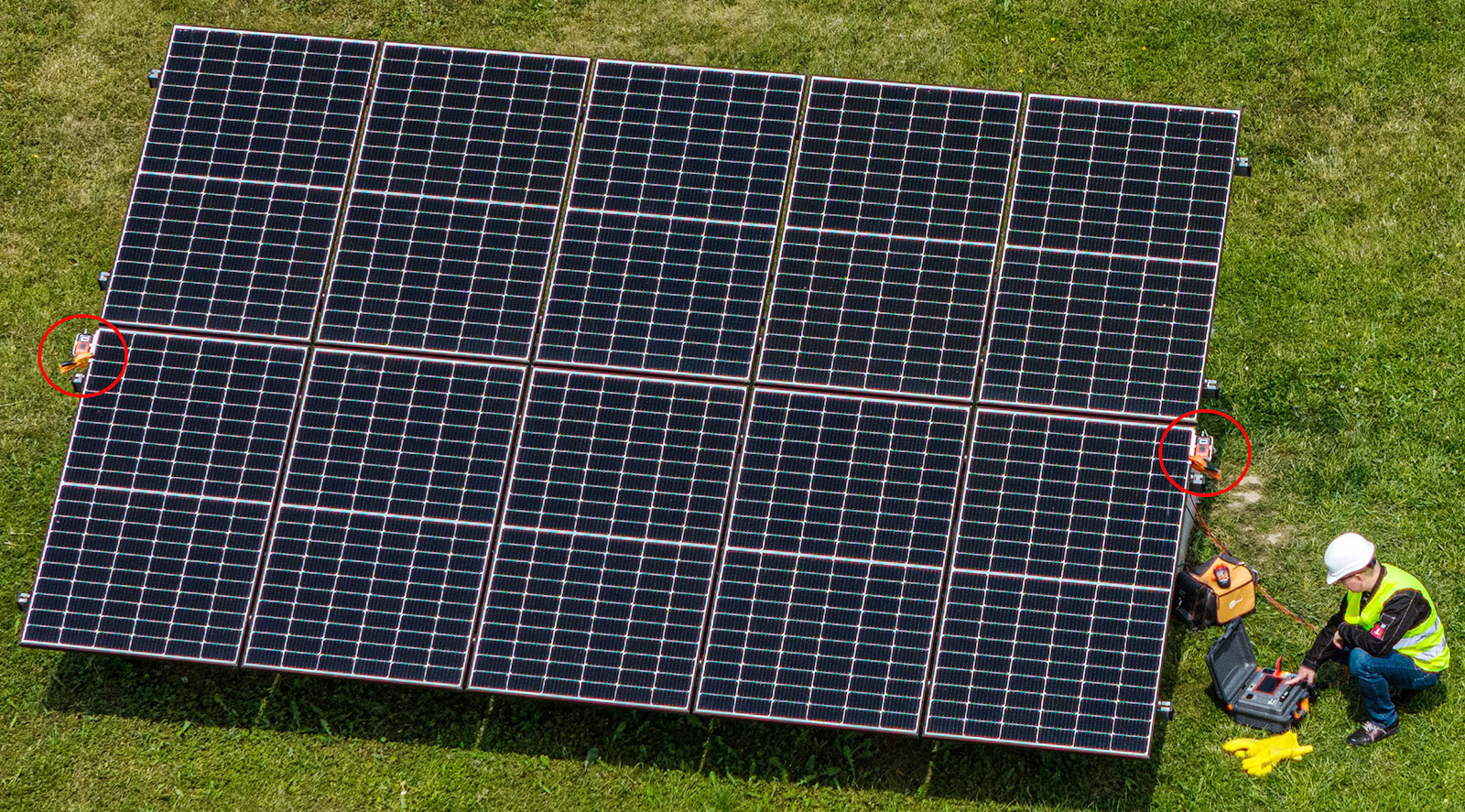 Fot. 2. Dwie sondy nasłonecznienia na końcach łańcucha PV