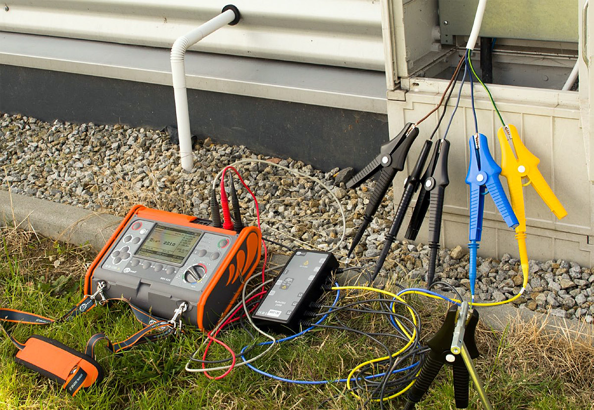 Fot. 3. Pomiary rezystancji izolacji miernikiem Sonel MPI-525 z wykorzystaniem adaptera
AutoISO-2500.