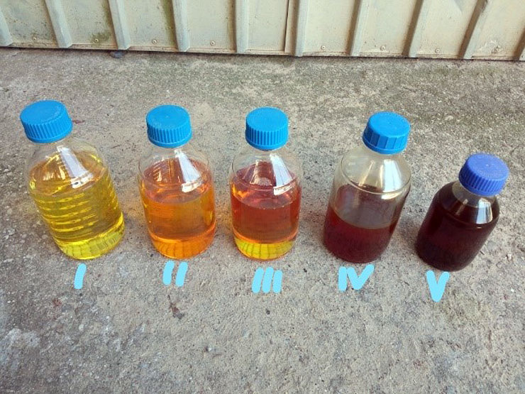Zdjęcie 1. Próbki oleju pobrane z transformatorów energetycznych. Dwie ostatnie próbki właściwie dyskwalifikują olej do dalszej eksploatacji.