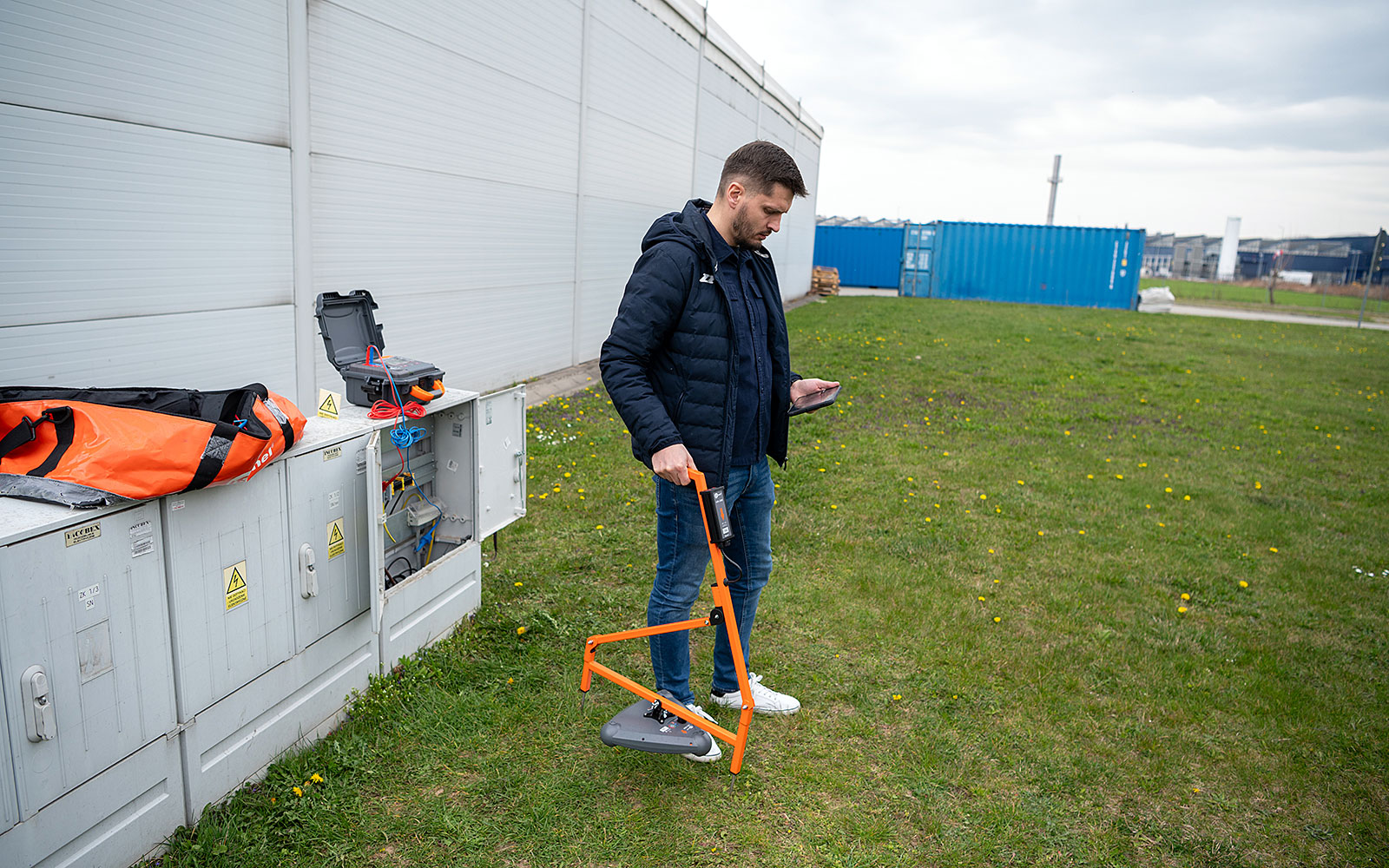 Fot. 1. Pomiary przy użyciu zestawu Sonel LKZ-2500 Pro zawierającego Ramkę A