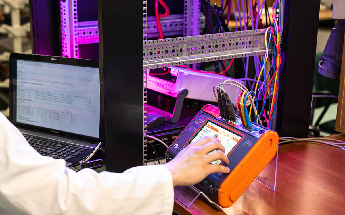 Regularne wzorcowanie mierników – dlaczego jest tak ważne w pracy elektryka?