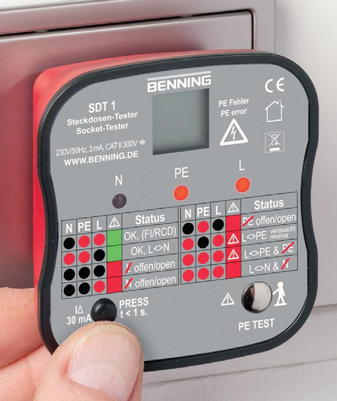 Fot. 4. Tester gniazd z próbnikiem zabezpieczeń
różnicowoprądowych
i przewodu PE Bennning SDT 1