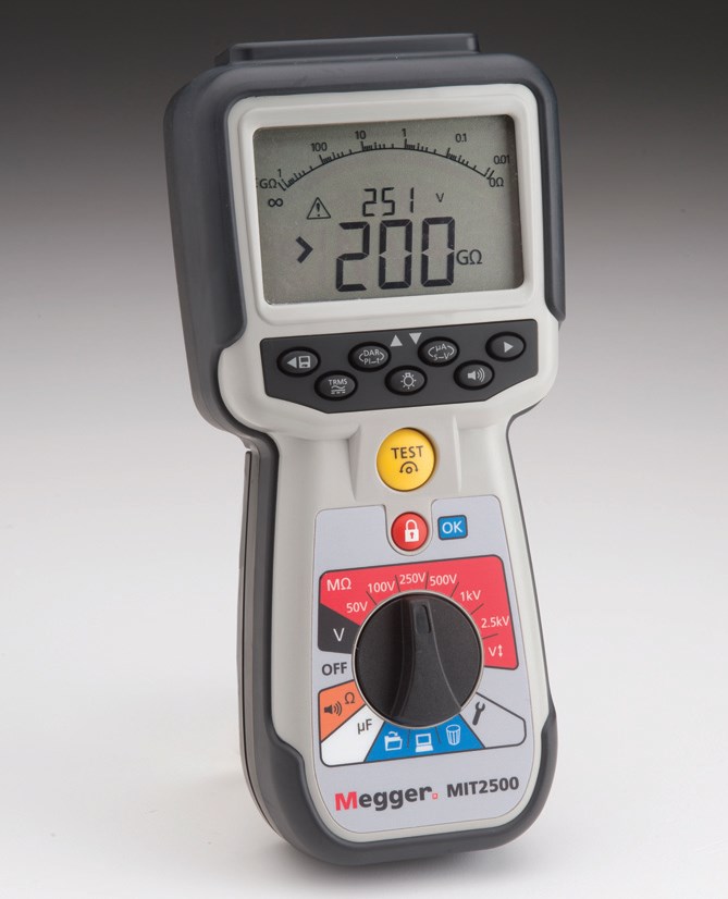 Fot. 5. Miernik rezystancji izolacji i ciągłości
elektrycznej napięciem do 2,5 kV
z zakresem pomiarowym do 200 G
Megger MIT2500