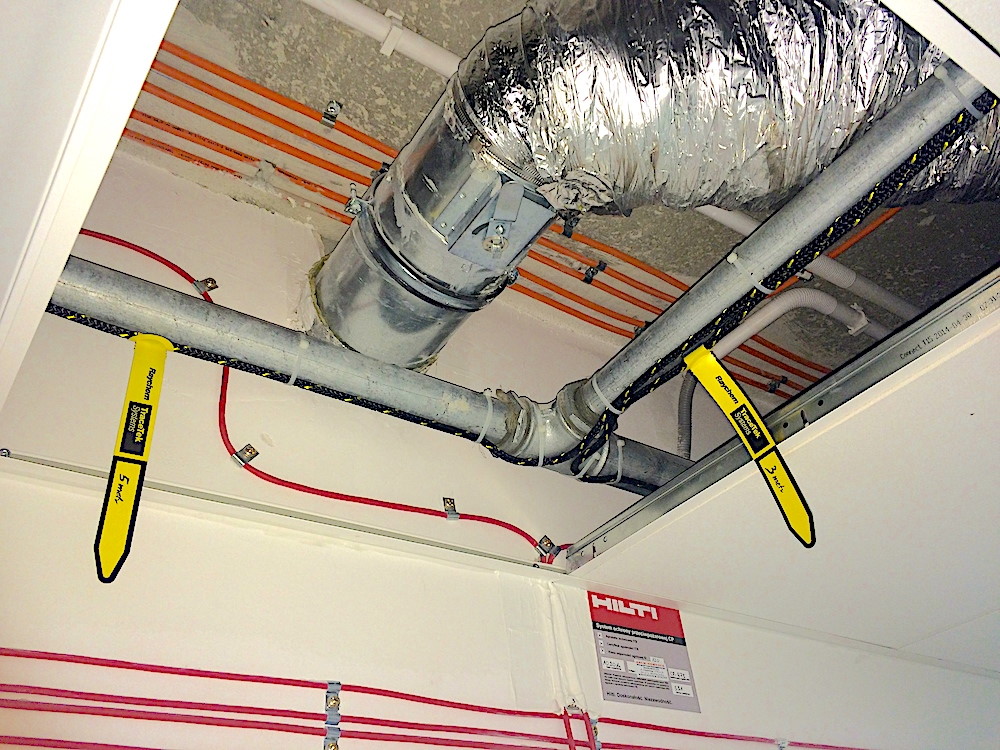 Wykrywanie i detekcja wycieków wody z rur nad sufitem podwieszanym