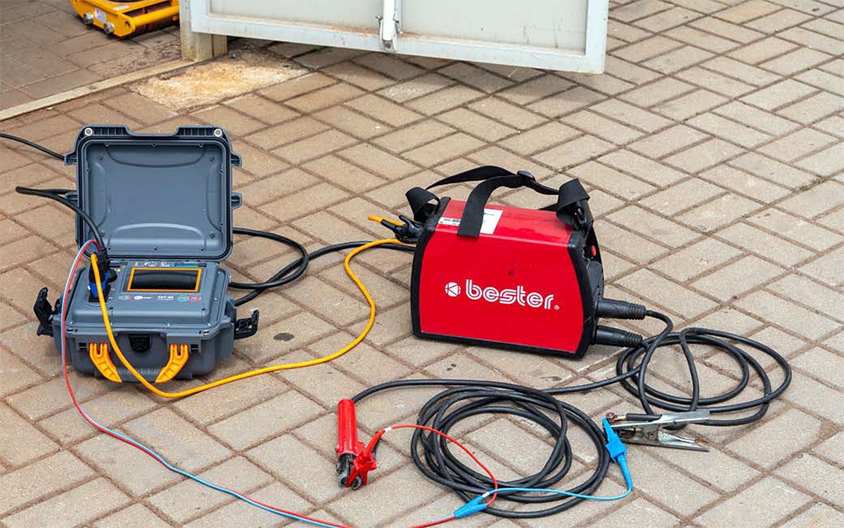 Fot. 1. Badanie bezpieczeństwa spawarki za pomocą Sonel PAT-96