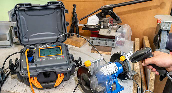 Fot. 3. Skanowanie kodu QR za pomocą skanera podłączonego do miernika Sonel PAT-96