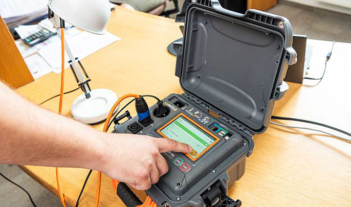 Fot. 4. Badanie bezpieczeństwa lampki biurkowej za pomocą miernika Sonel PAT-96