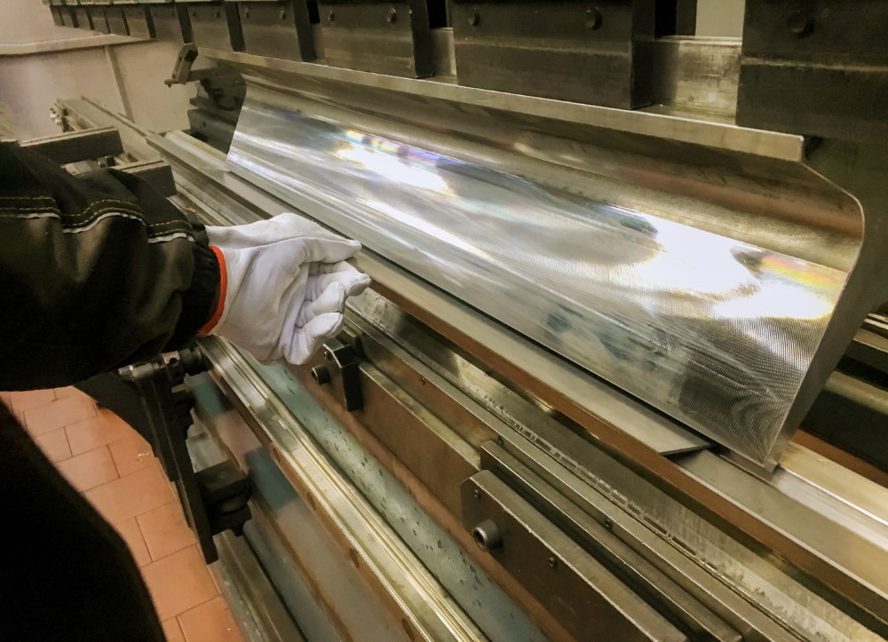 Gięcie blach i obróbka metali - stali i aluminium: czym cechuje się wyginanie oparte na CNC?