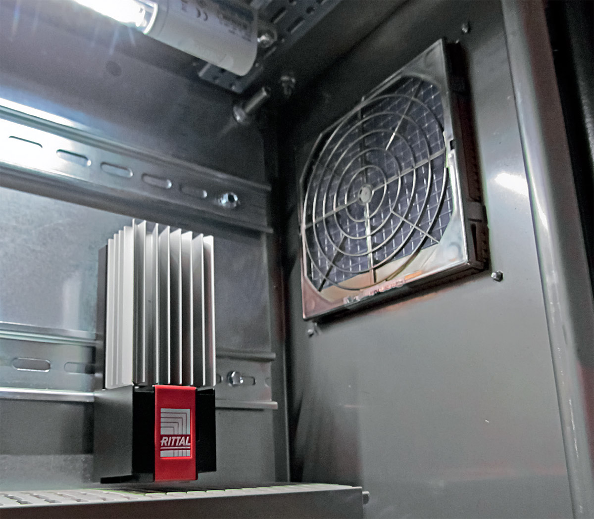 Fot. 4. Zagrożenie bezpieczeństwa działania podzespołów elektrycznych i elektronicznych
w szafie sterowniczej występuje nie tylko przy zbyt wysokich, lecz także przy zbyt
niskich temperaturach. Fot.: RITTAL