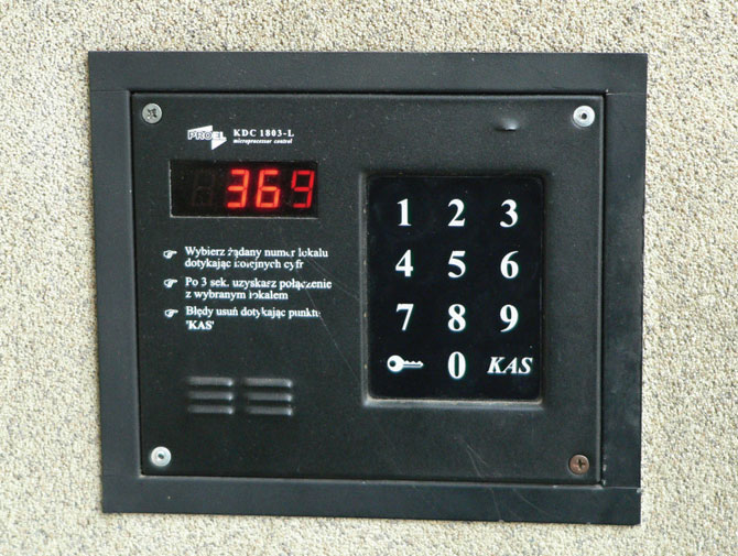 Fot. 3. Panel zewnętrzny do budynku
z rozdzielonymi wejściami na klatki
schodowe. Fot.: Archiwum redakcji