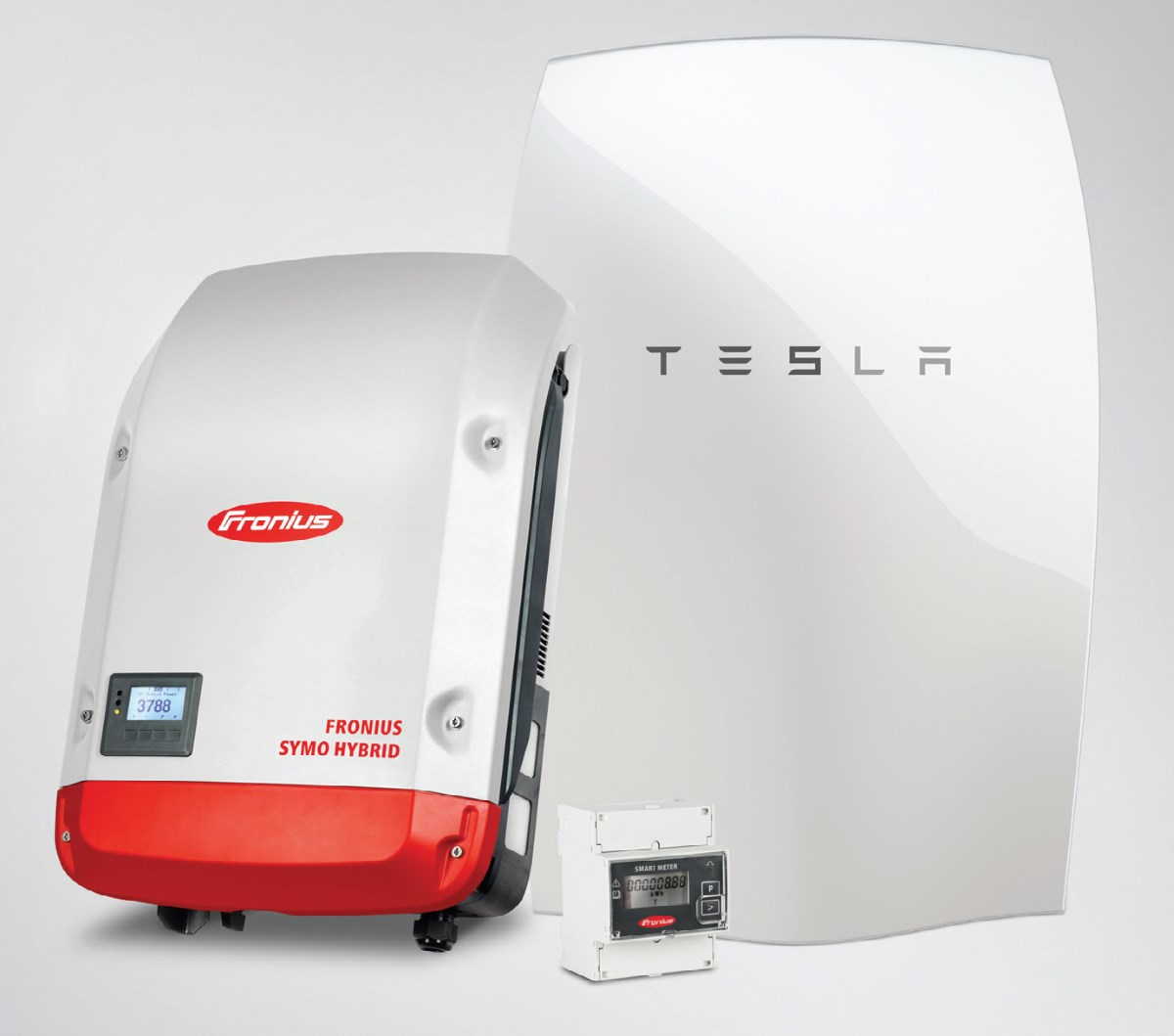 Fot. 3. Fronius-Symo-Hybrid-Powerwall zestaw do przetwarzania i magazynowania energii
elektrycznej z systemów PV na potrzeby indywidualnych gospodarstw domowych
z litowo-jonowym akumulatorem energii Tesla i tzw. inteligentnym licznikiem energii. Fot.: FRONIUS