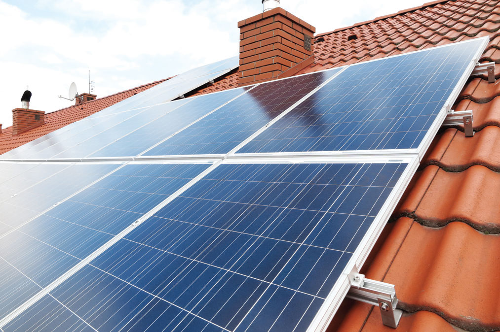 Fot. 3. Po zamontowaniu instalacji fotowoltaicznej każdy może
stać się samodzielnym producentem prądu.  Fot.: BISON ENERGY Sp. z o.o. - www.bisonenergy.pl