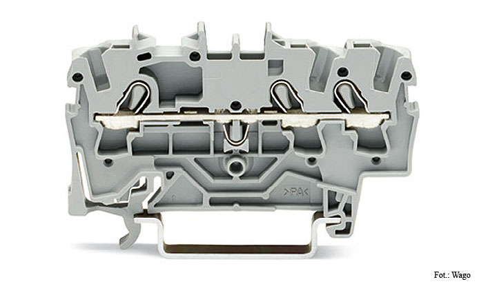 Fot. 6. Specjalne zaciski sprężynowe umożliwiają czołowy lub boczny montaż przewodu.