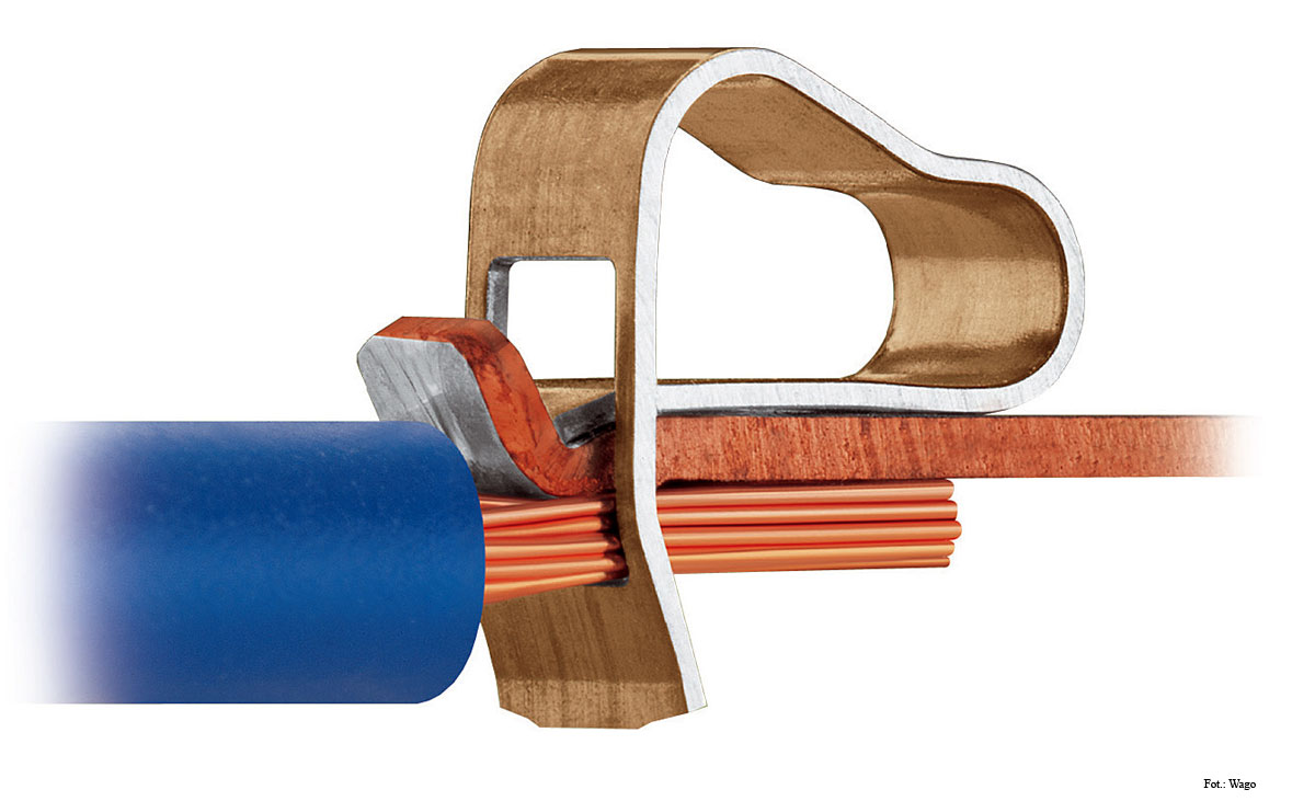 Fot. 8. Podczas wykonywania instalacji zacisk można otworzyć śrubokrętem. Po wprowadzeniu
przewodu i zwolnieniu sprężyny zostaje on zakleszczony z siłą dostosowaną
automatycznie do jego przekroju.