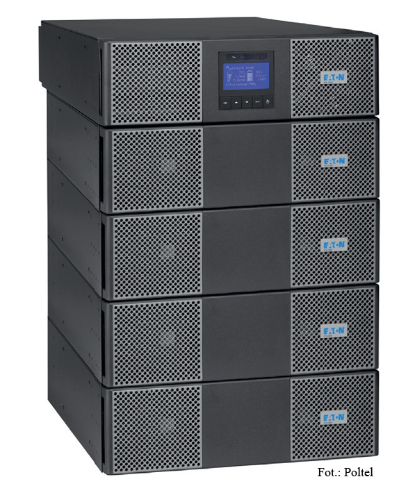 Fot. 2.
Przy wyborze zasilacza UPS bierze się pod uwagę przynajmniej kilka parametrów. Podstawę w tym zakresie
stanowi moc zasilacza, przy czym, nie może być on przeciążony i niedociążony.