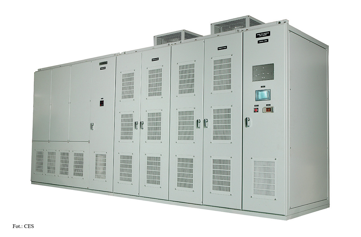 Fot. 5.
W kompleksowym podejściu do wyboru zasilaczy awaryjnych zwraca się uwagę na parametry dynamiczne czyli czas i wielkość odkształcenia napięcia wyjściowego podawane
w procentach w przypadku skokowej zmiany obciążenia od 0 do 100%.