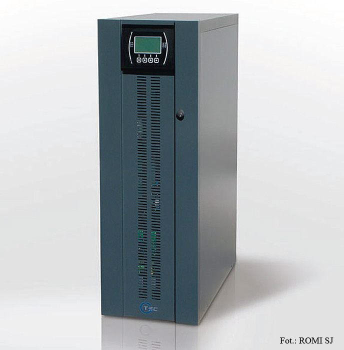 Fot. 8.
Zdalnemu monitorowaniu można poddać wiele zasilaczy UPS z dowolnego
urządzenia z przeglądarką
internetową lub konsolą programu
zarządzającego maszynami wirtualnymi.