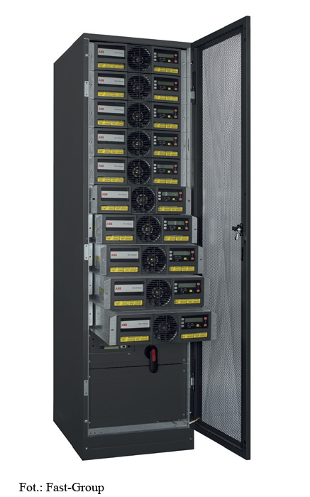 Fot. 9.
W zasilaczach modułowych każdy moduł UPS powinien być wyposażony
we własne układy: CPU (Central
Processing Unit), prostownik, falownik, ładowarka baterii, bateria,
by-pass serwisowy, panel kontroli
i sterowania.