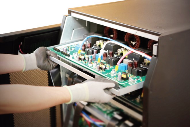 Fot. 2. Modułowa architektura wewnętrzna
zasilaczy UPS z serii Ultron
HPH 60-120