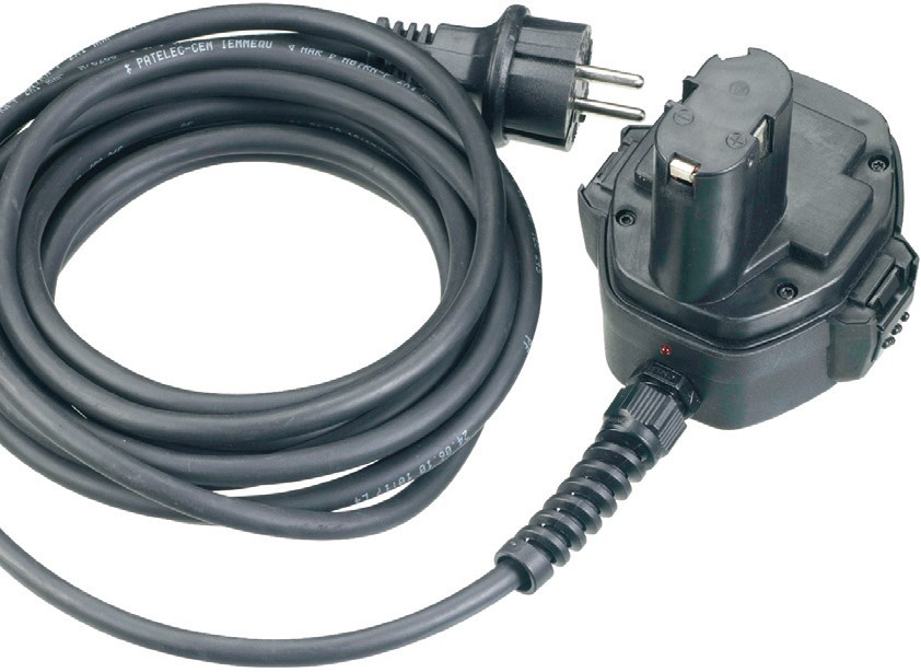 Fot. 6. Adapter do podłączenia narzędzia
bezpośrednio do sieci 230 V